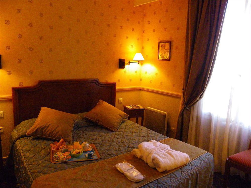 Hotel Poussin Paris Exteriör bild