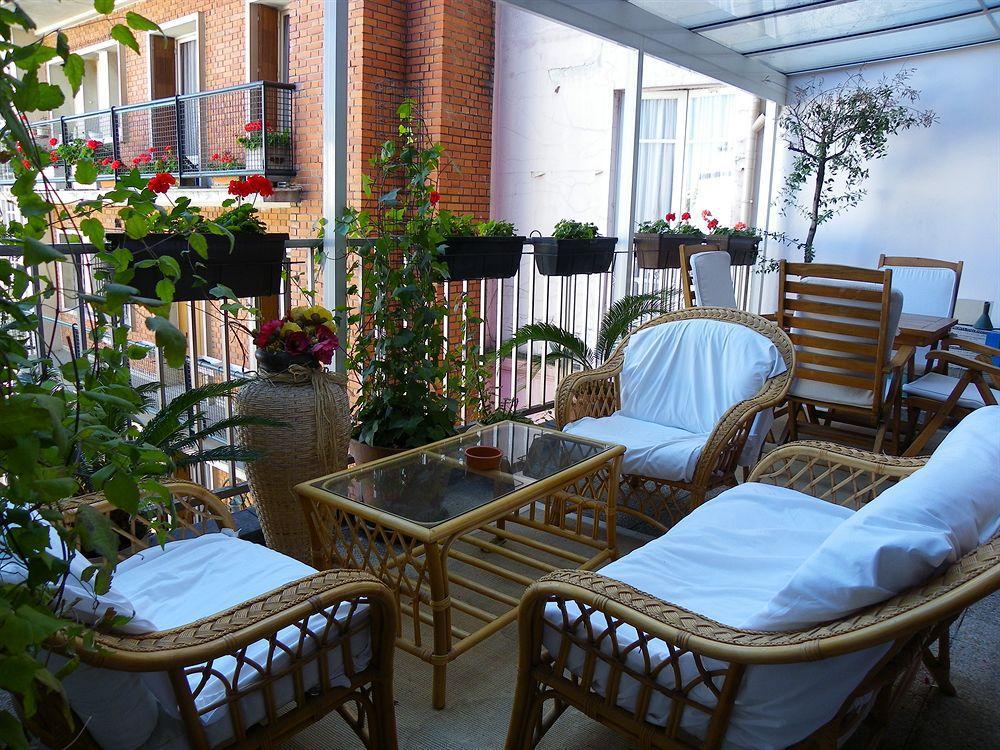 Hotel Poussin Paris Exteriör bild